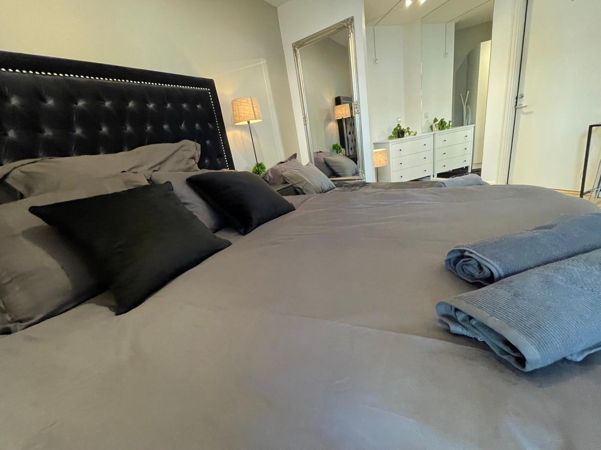 Luxurious Modern Room In Central Oslo - Eur 4K Expensive Bed And 82" Cinematic Tv Exterior photo